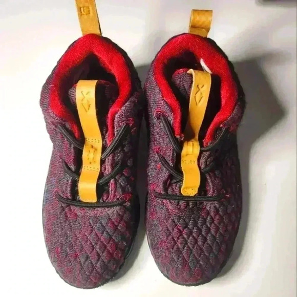 Nike Lebron XV Size 10 child's slip ons - Picture 1 of 7